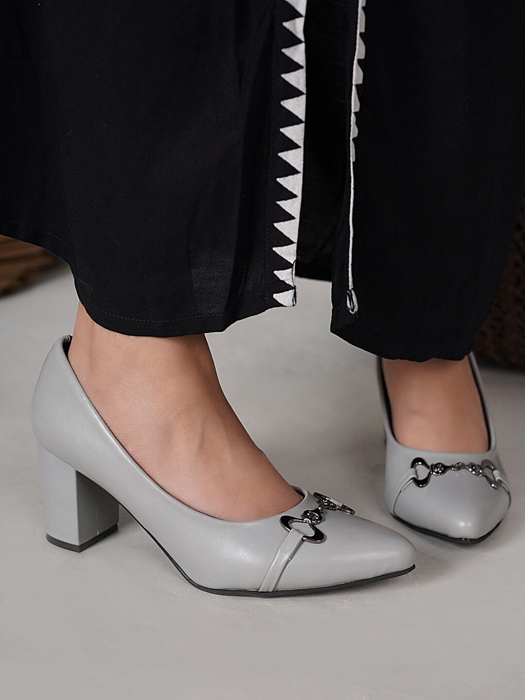 

DressBerry Grey Block Pumps Heels