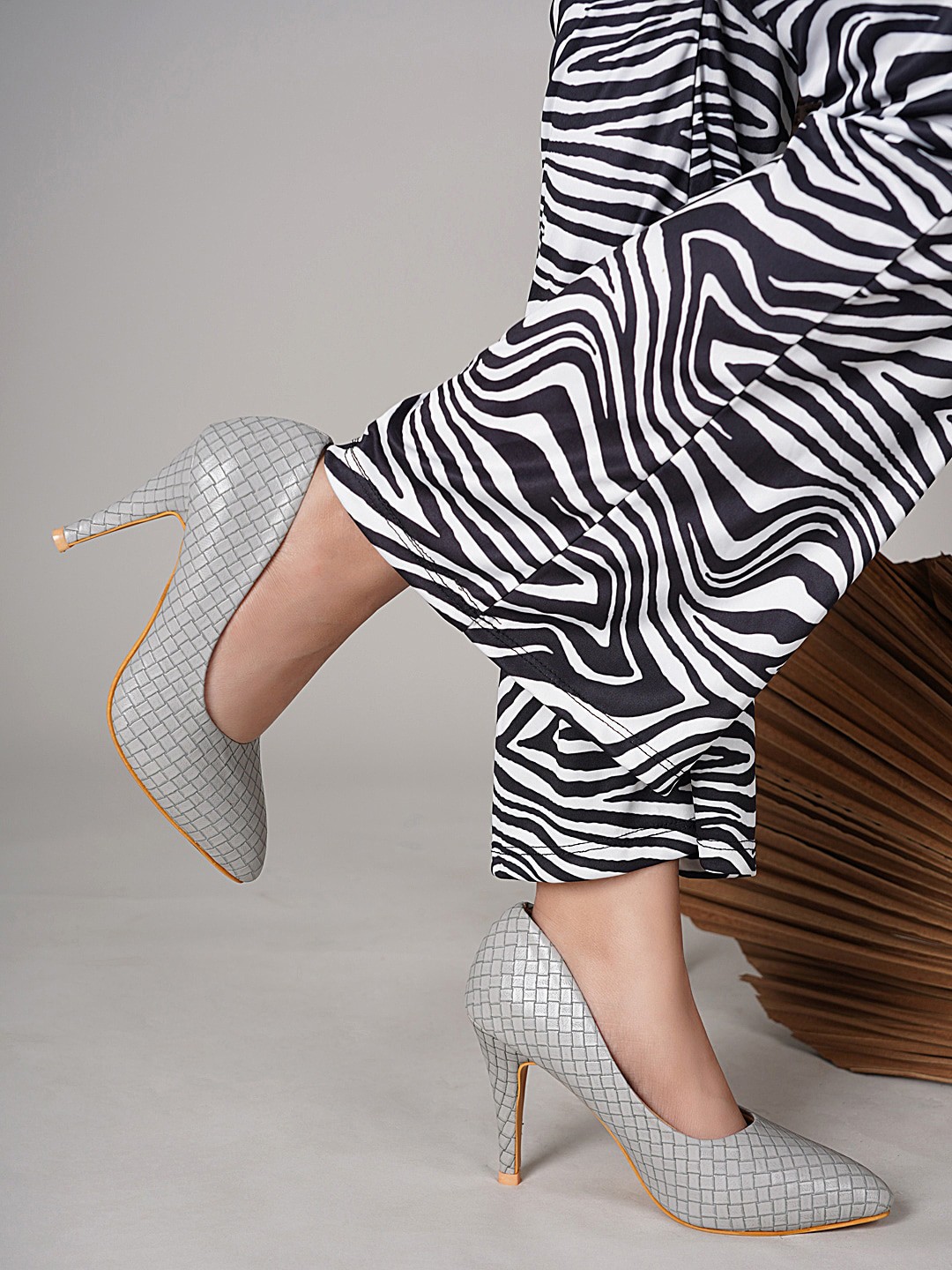 

DressBerry Grey Textured Pumps Heels