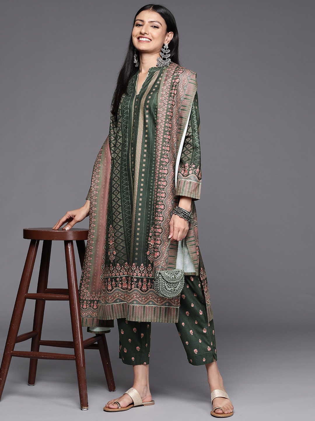 

Ahalyaa Women Green Printed Velvet Kurta with Trousers & With Dupatta