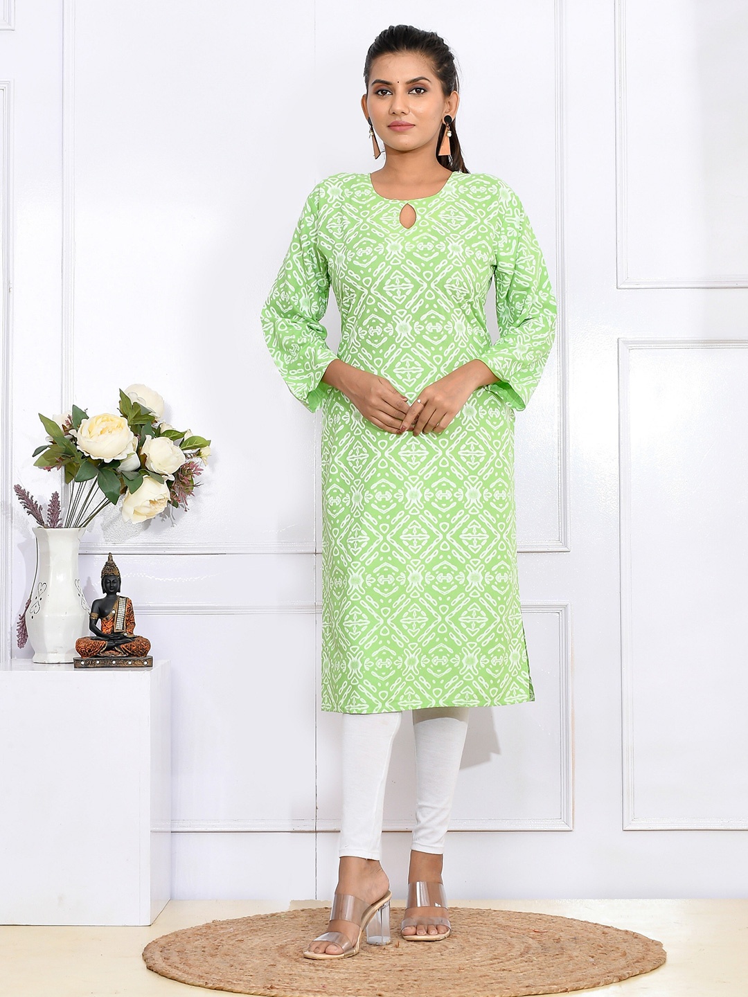 

Kesarya Women Green & White Geometric Printed Keyhole Neck Cotton Kurta