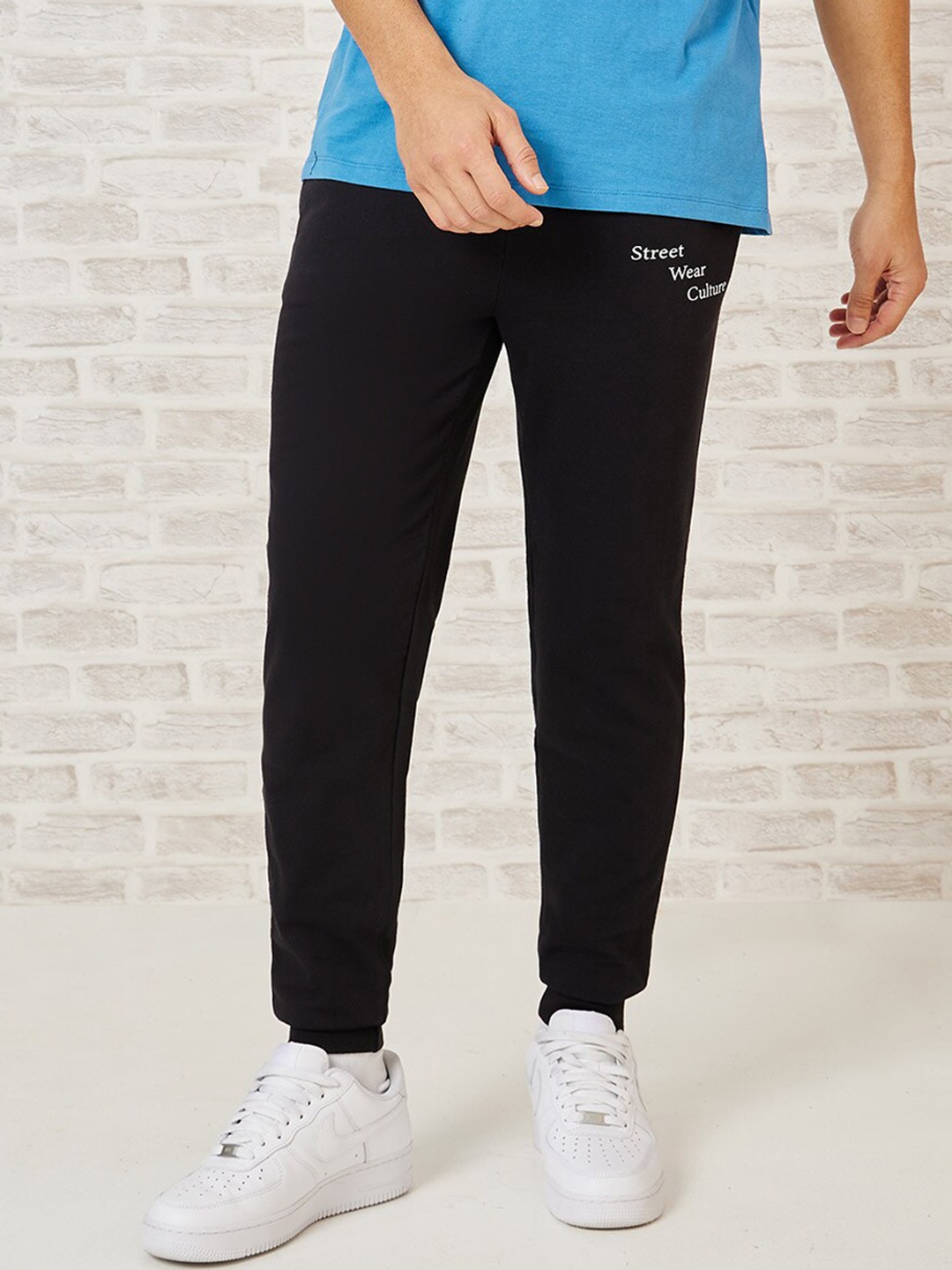 

Styli Men Printed Slim Fit Elasticated Hem Joggers, Black