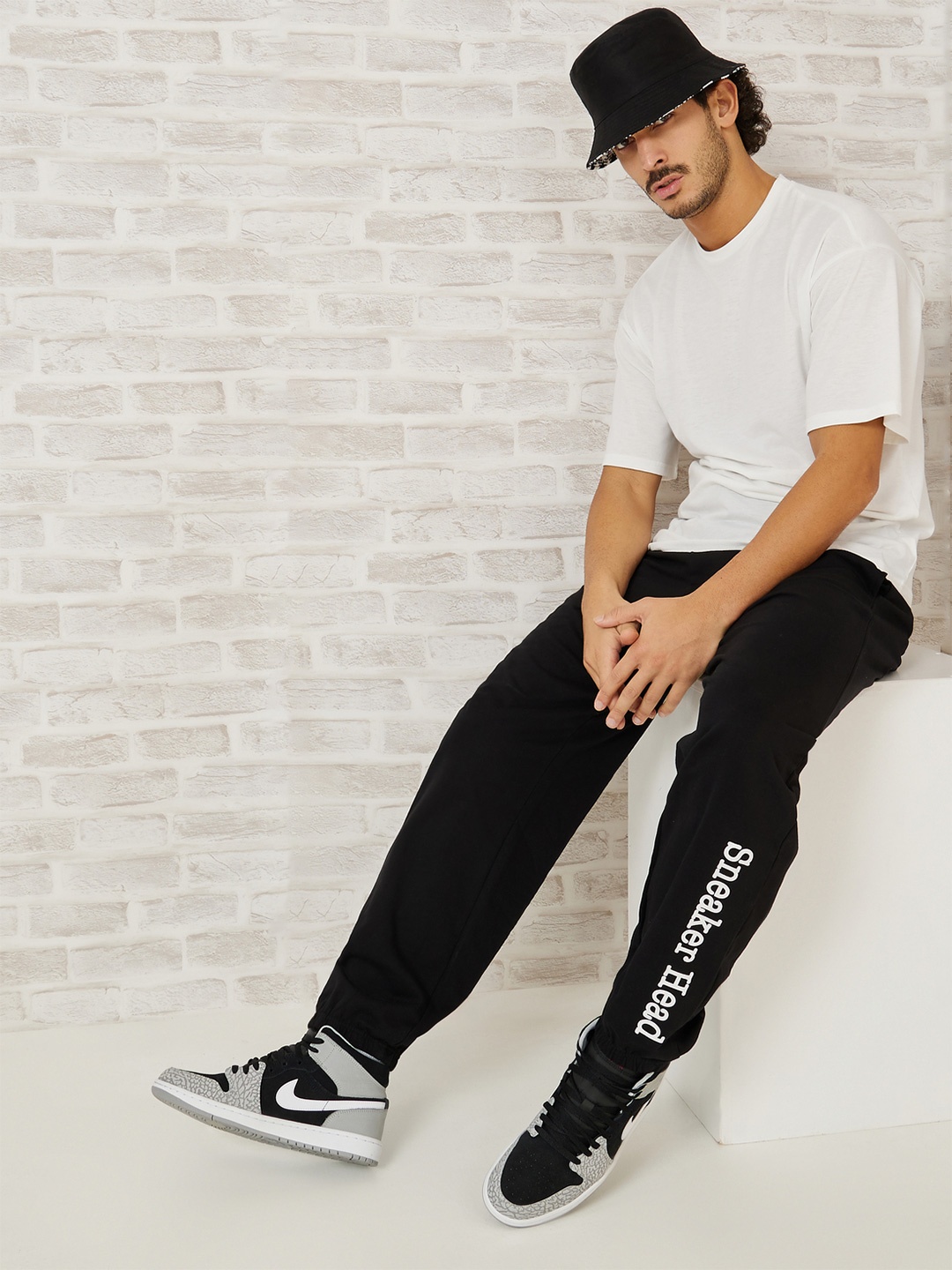 

Styli Men Typography Printed Detail Relaxed-Fit Joggers, Black