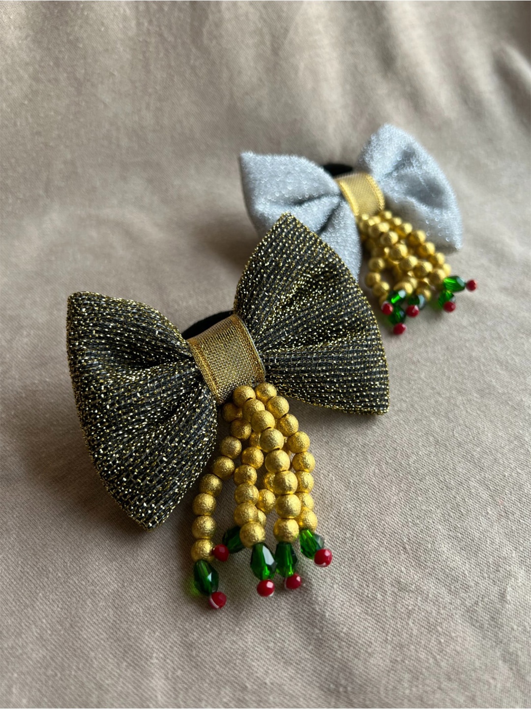 

Choko Girls Silver-Toned & Gold-Toned Set of 2 Beaded Ponytail Holders