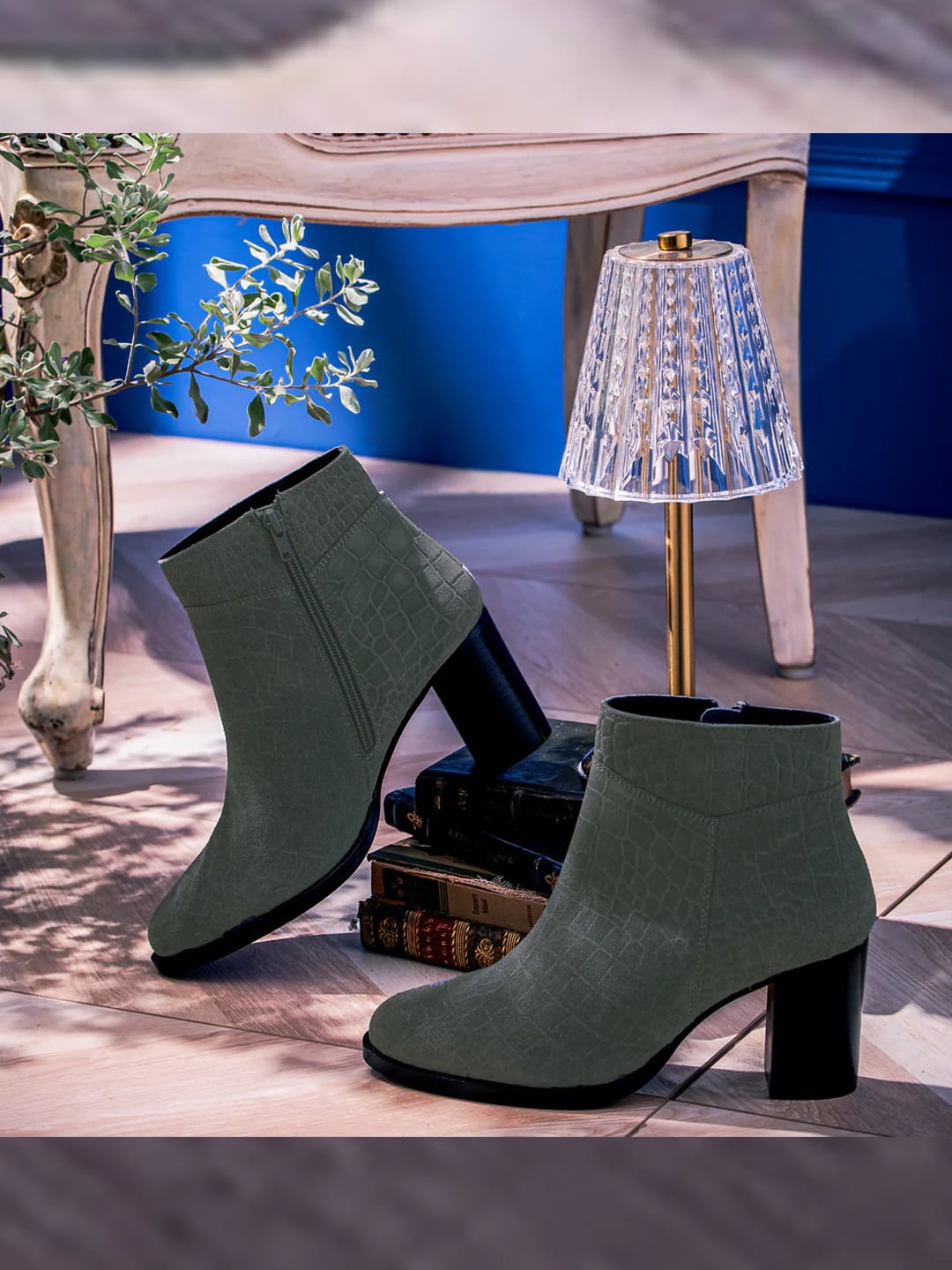 

Saint G Women Grey Solid Chelsea Boots