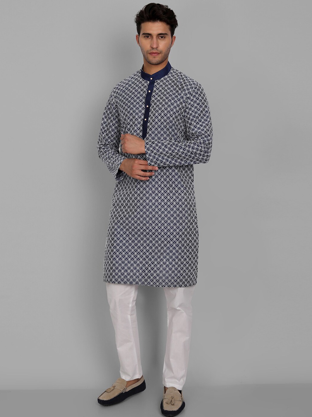 

Pakiza Men Blue Embroidered Thread Work Kurta with Pyjamas