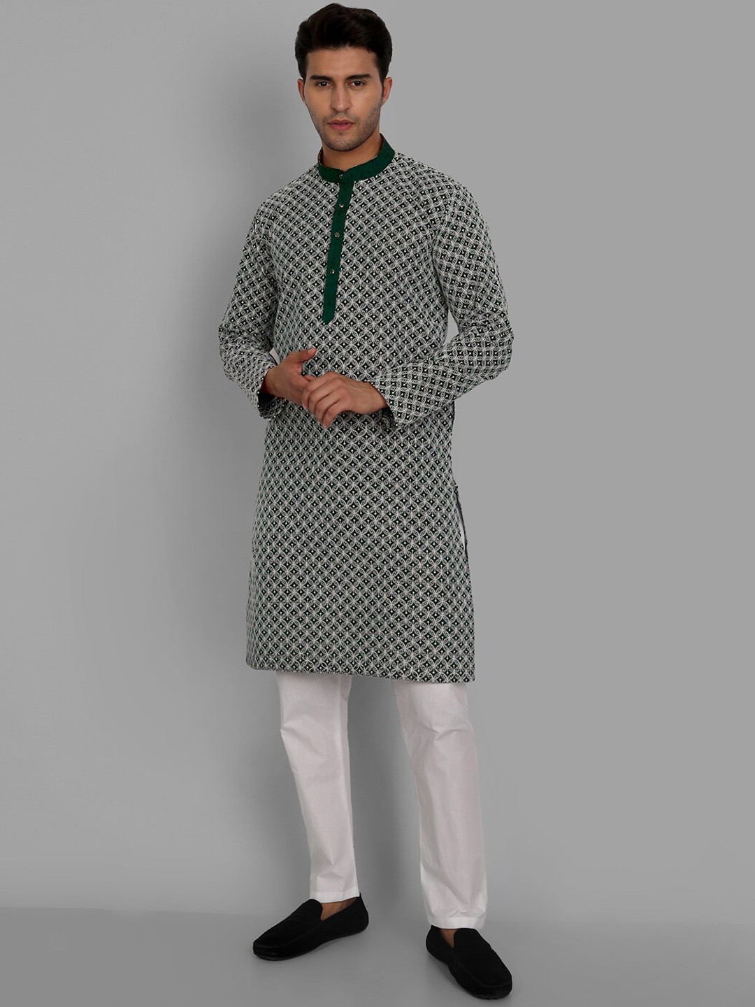 

Pakiza Men Green Embroidered Thread Work Kurta with Pyjamas