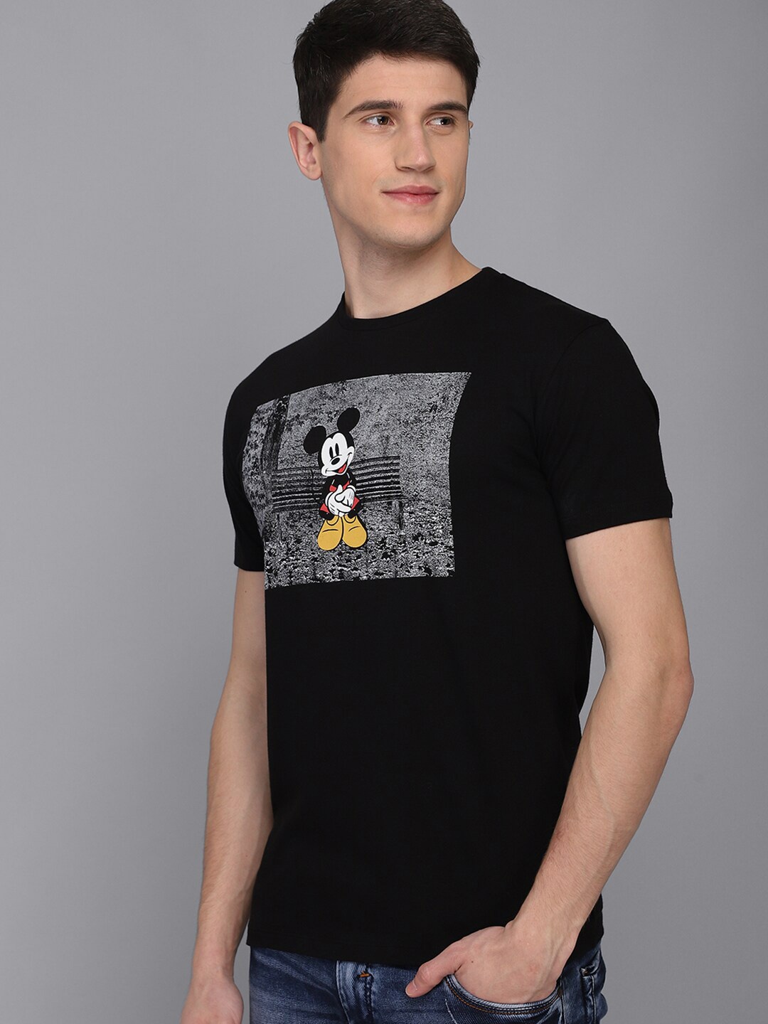 

Free Authority Men Mickey & Friends Black Cotton Printed T-shirt
