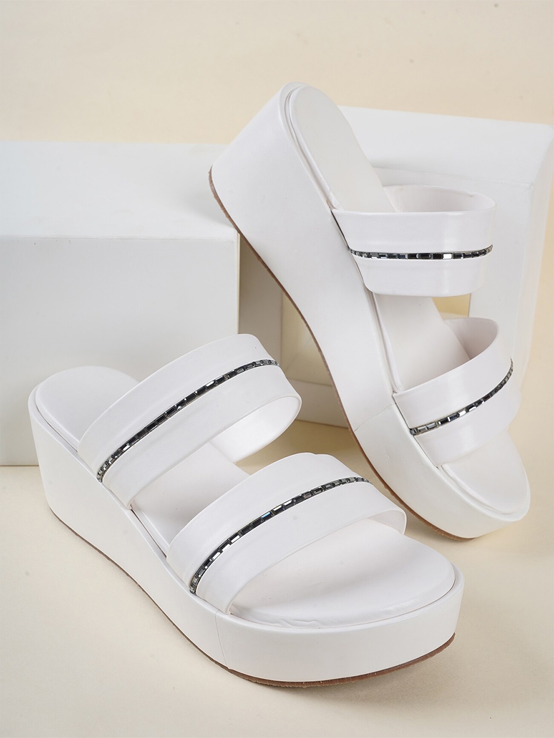 

SAPATOS White Embellished Wedge Heels