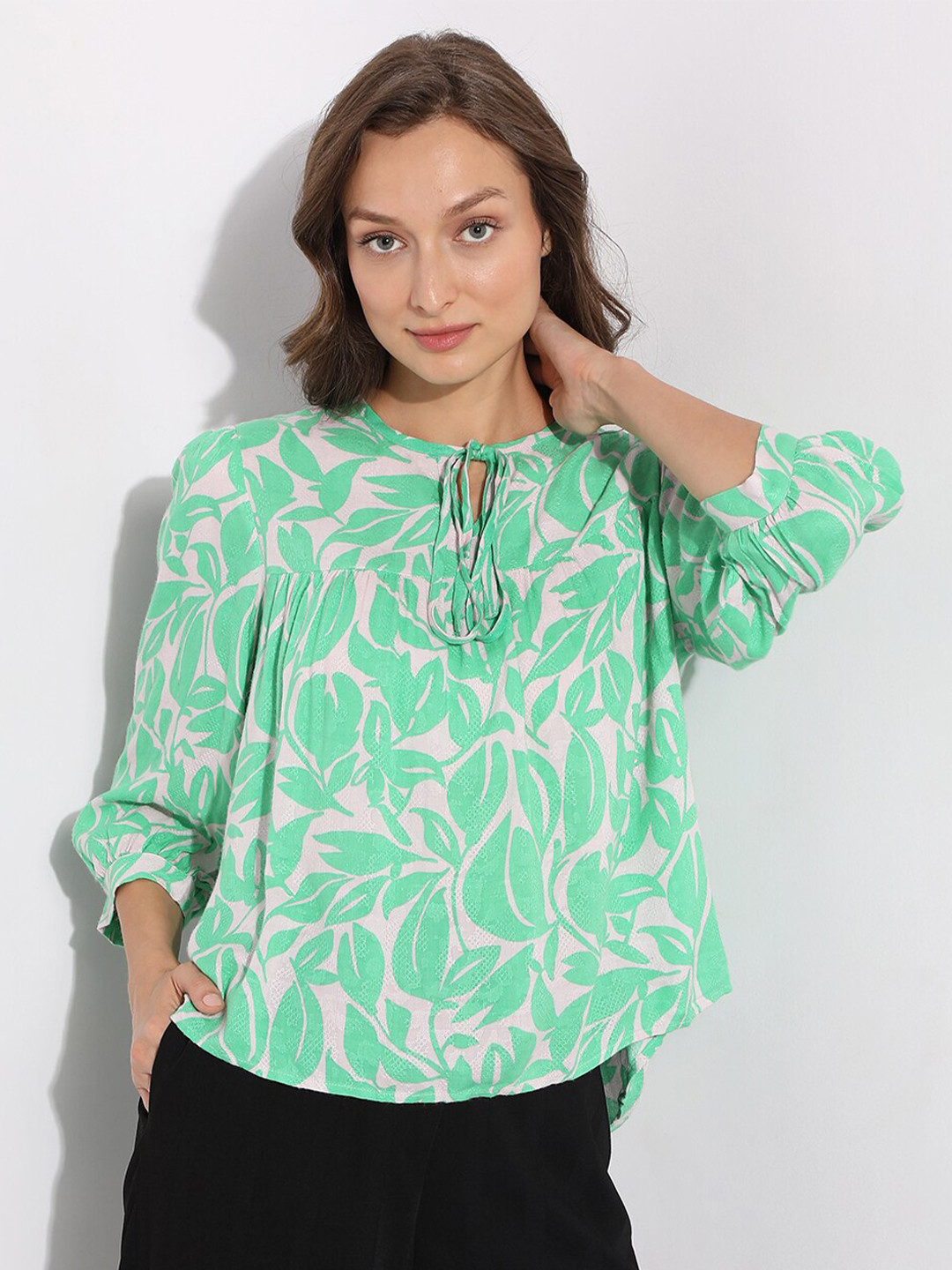 

Vero Moda Green & White Floral Print Tie-Up Neck Top