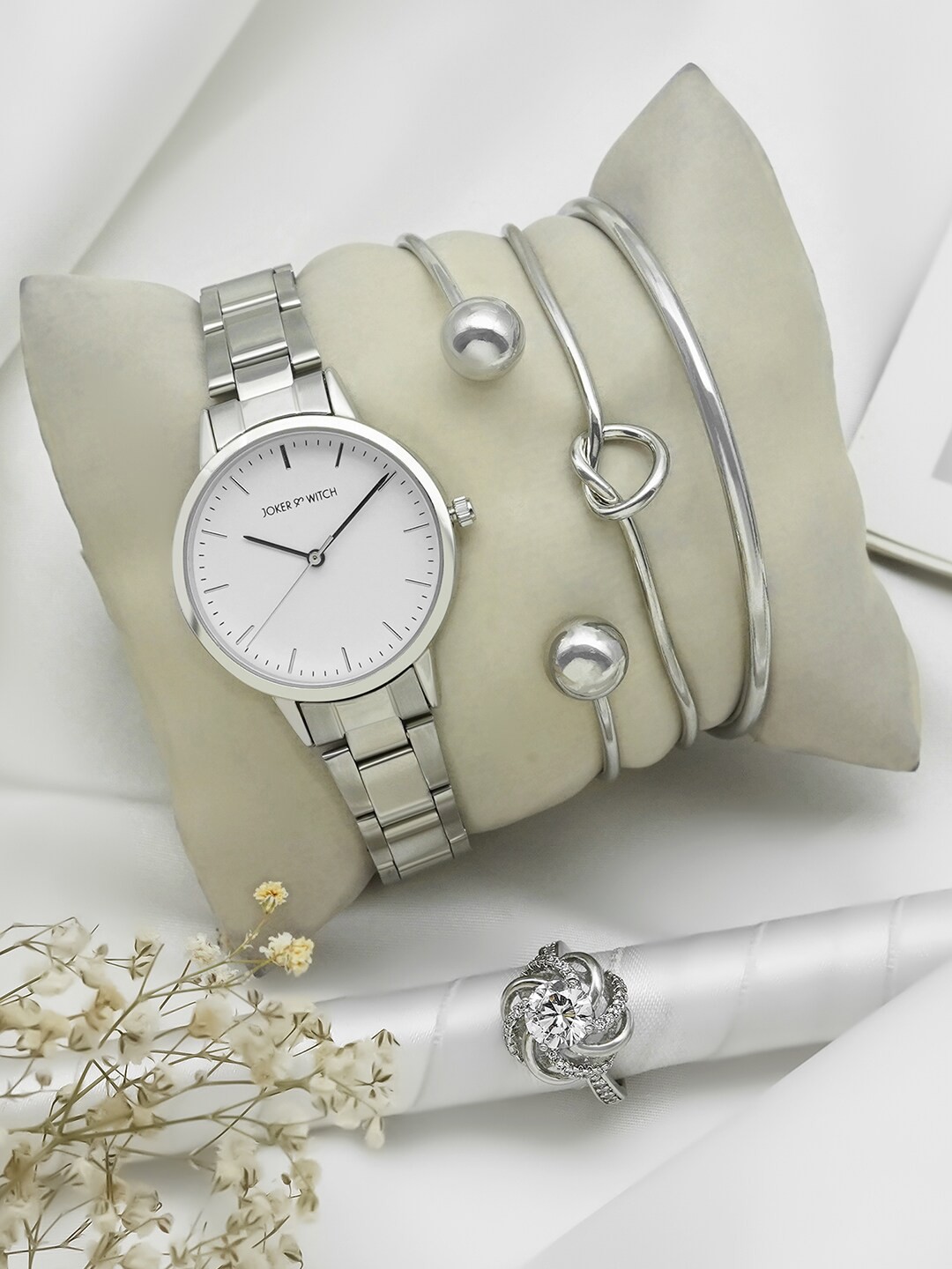

JOKER & WITCH Women Silver Toned Bracelet Style Straps Analogue Watch With Bracelet & Ring
