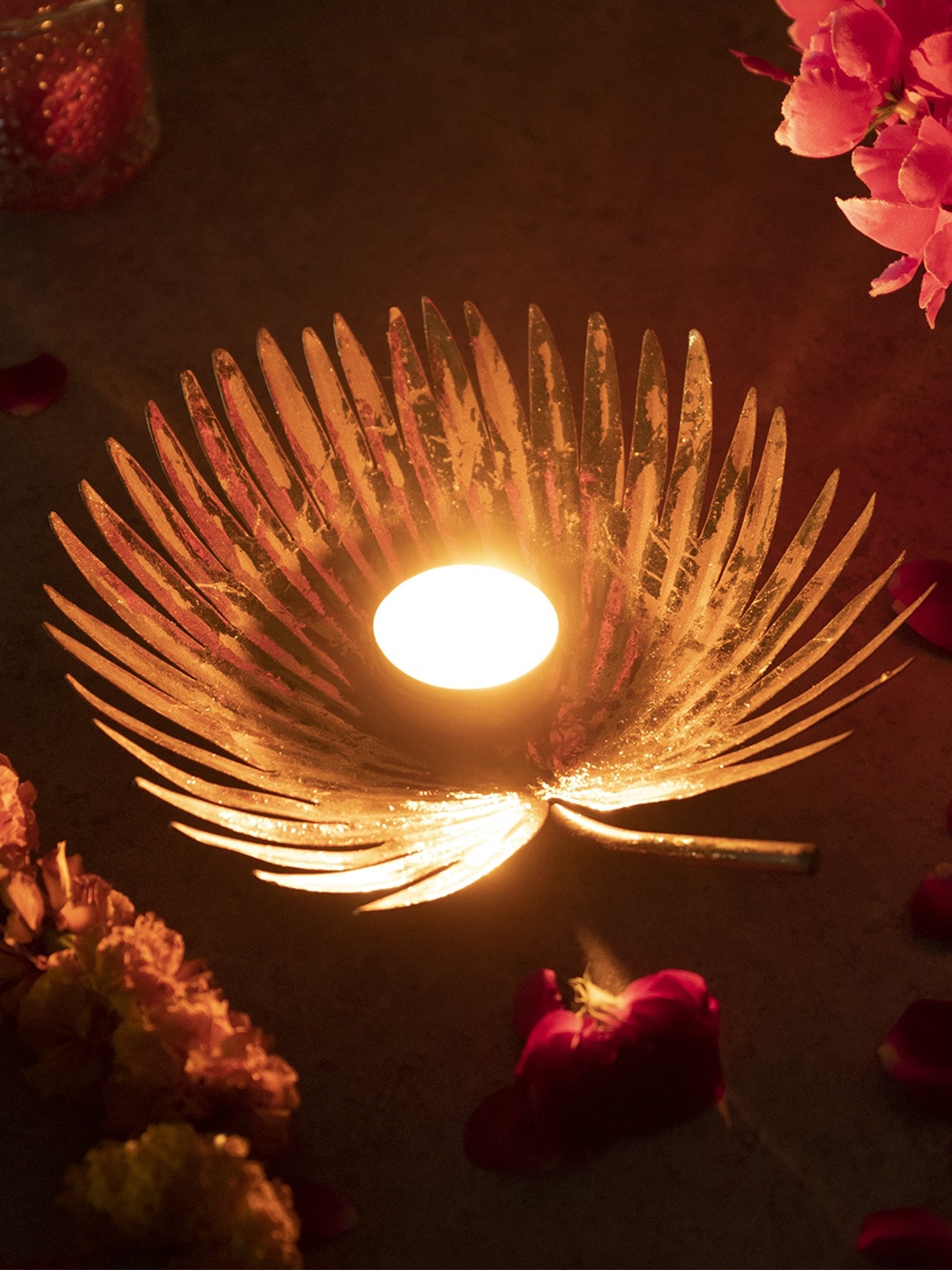 

MARKET99 Gold-Toned Leaf Shaped T-Light Candle Holder