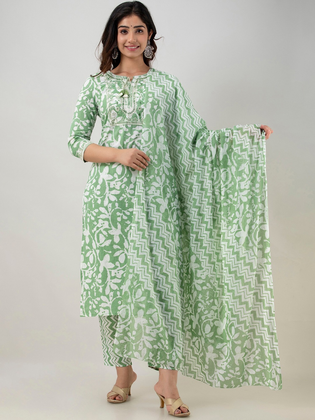 

FASHION DEPTH Women Green Floral Printed Pure Cotton Kurta with Trousers & With Dupatta