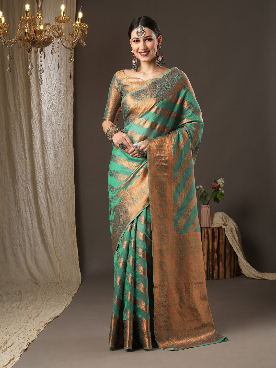 

Mitera Teal & Gold-Toned Ethnic Motifs Zari Silk Blend Banarasi Saree