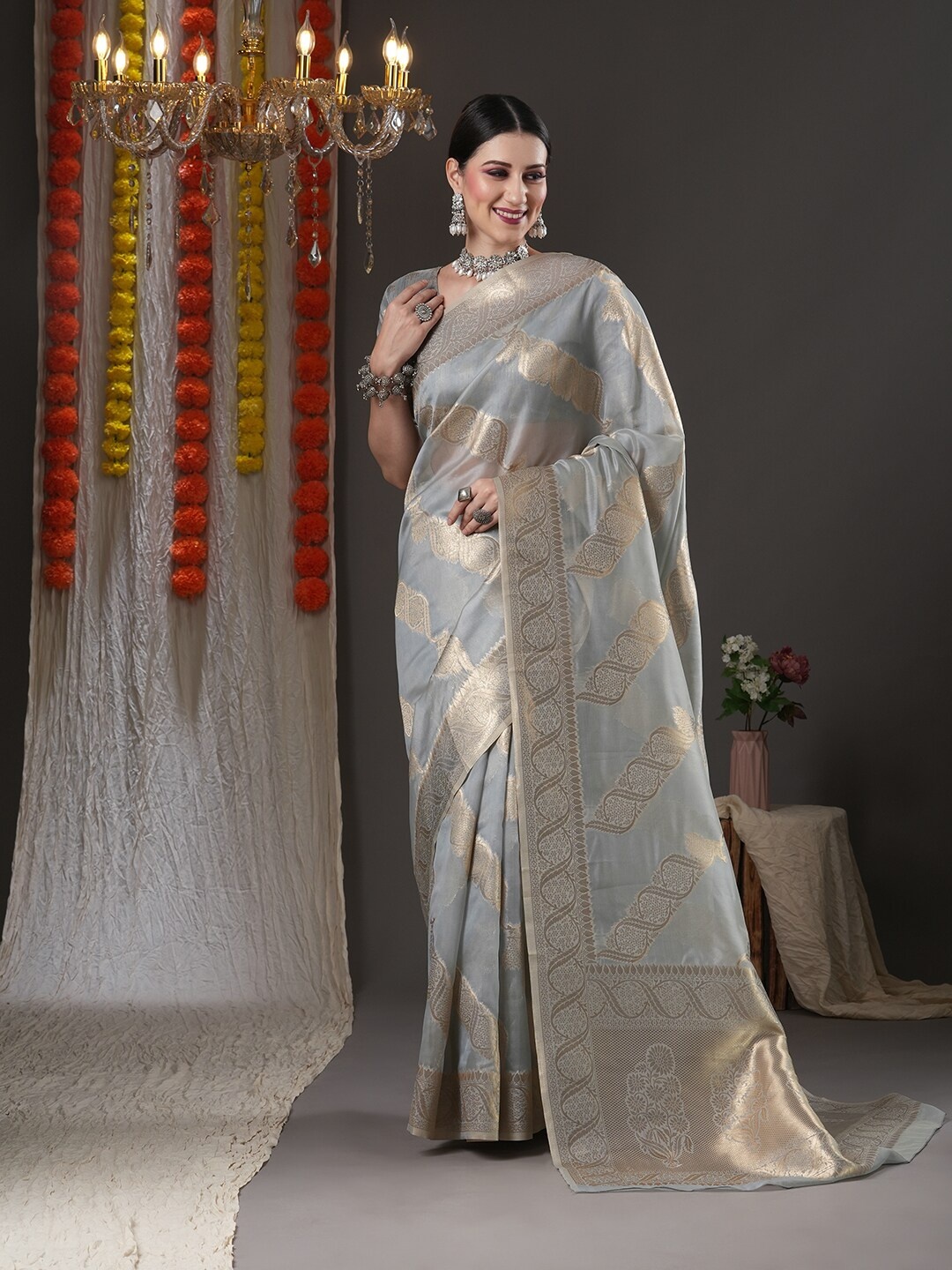 

Mitera Grey & Gold-Toned Woven Design Zari Organza Chanderi Saree