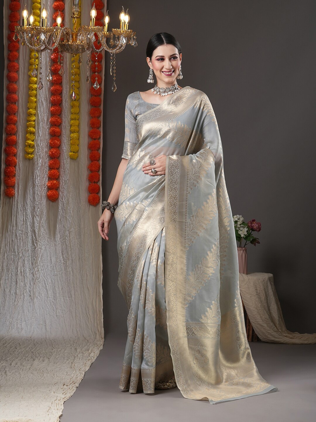 

Mitera Grey & Gold-Toned Woven Design Zari Organza Chanderi Saree