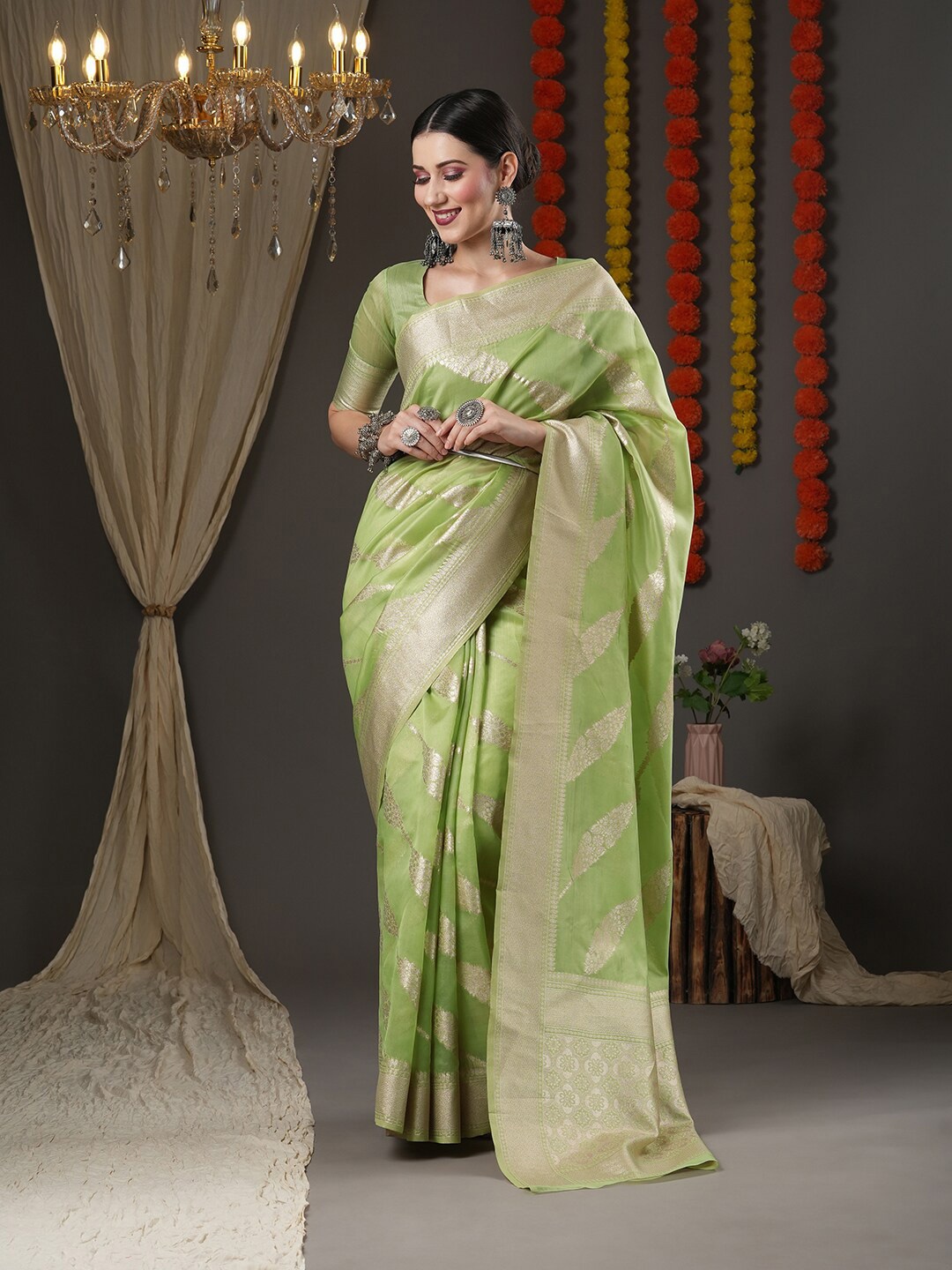 

Mitera Green & Gold-Toned Woven Design Zari Organza Chanderi Saree