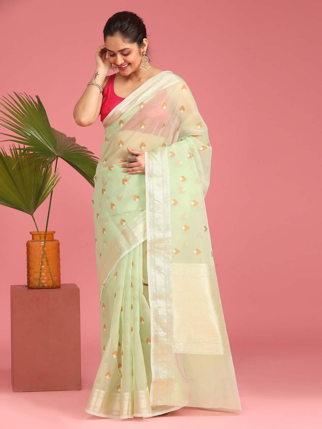 

Saranee Green & Gold-Toned Ethnic Motifs Zari Art Silk Banarasi Saree