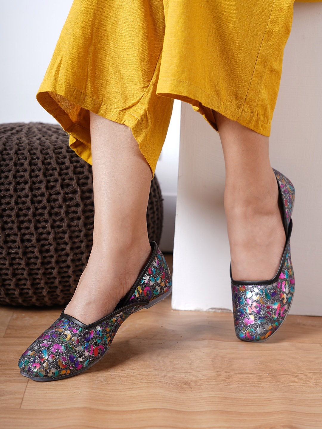 

VEILLE Women Black Printed Mojaris Flats