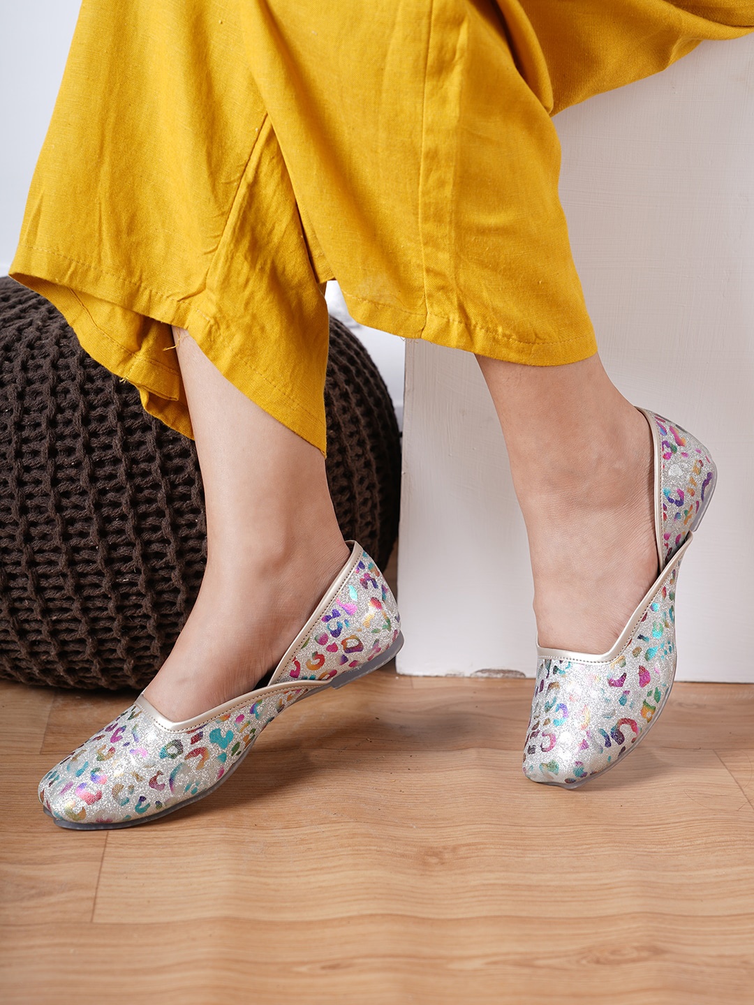 

VEILLE Women Silver-Toned Printed Mojaris Flats