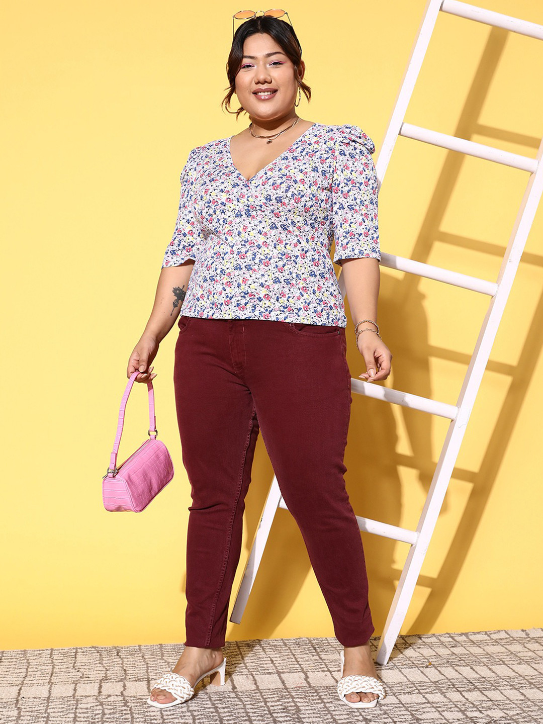 

Berrylush Curve Women Off White & Pink Floral Printed V-Neck Puff Sleeves T-shirt