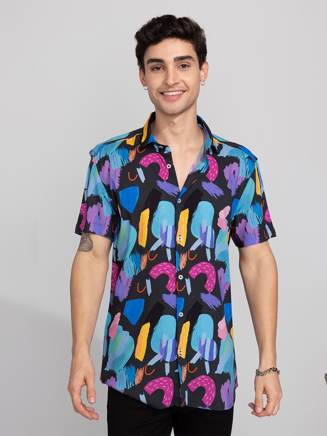 

Snitch Men Black & Blue Abstract Printed Slim Fit Casual Shirt