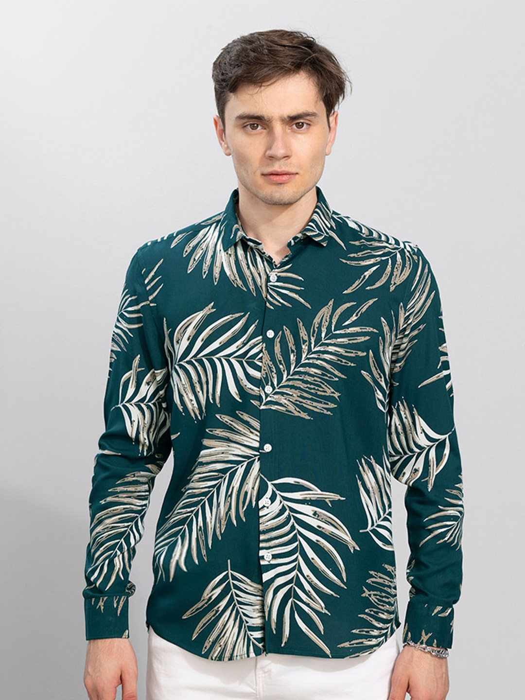 

Snitch Men Green & Beige Tropical Printed Slim Fit Casual Shirt