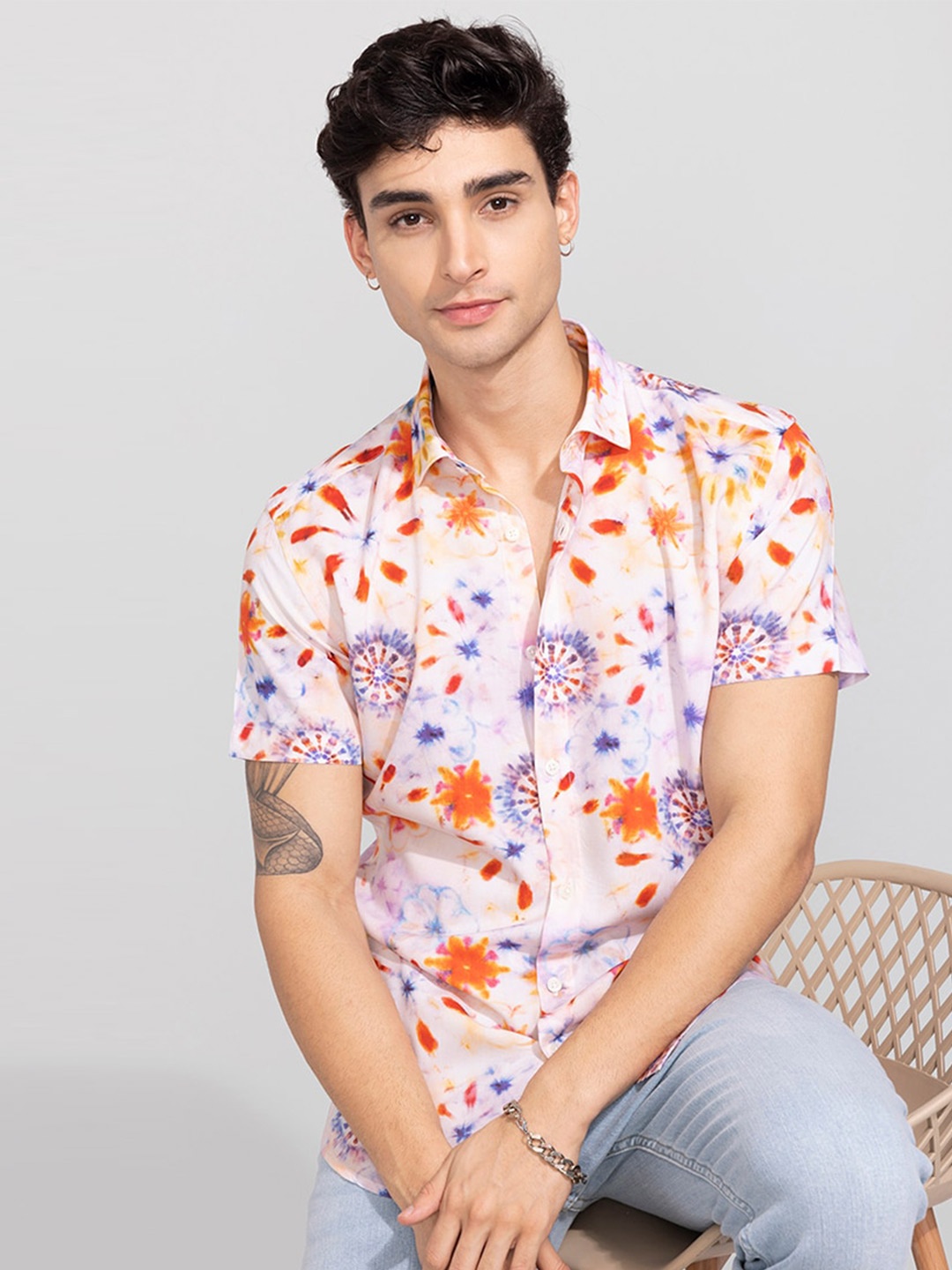 

Snitch Men White & Orange Floral Printed Slim Fit Cotton Casual Shirt