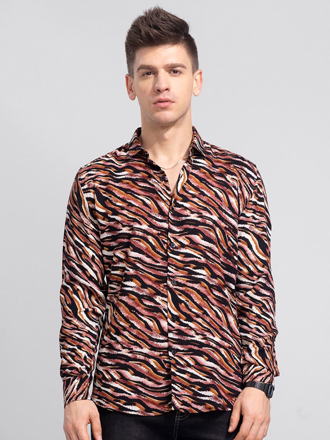 

Snitch Men Red & Black Abstract Printed Slim Fit Casual Shirt