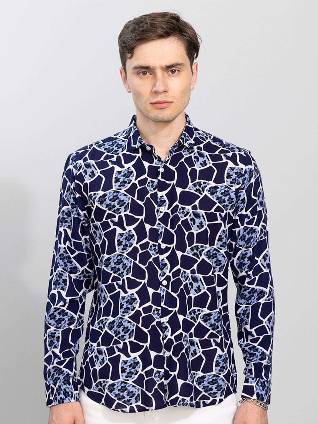 

Snitch Men Navy Blue & White Abstract Printed Slim Fit Casual Shirt