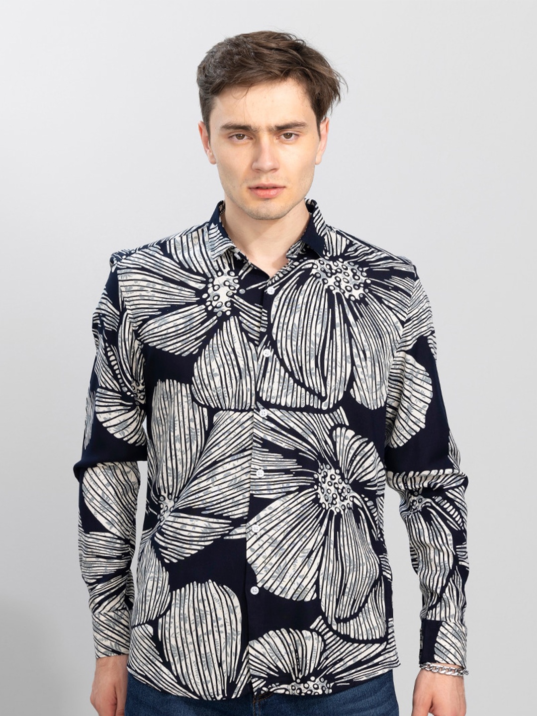 

Snitch Men Navy Blue & Beige Floral Printed Slim Fit Casual Shirt