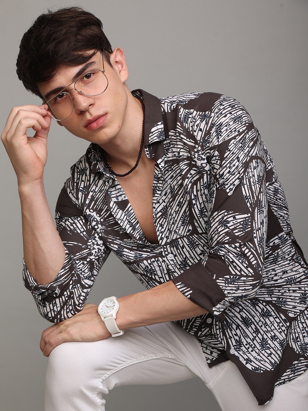 

Snitch Men Grey & White Floral Printed Slim Fit Casual Shirt