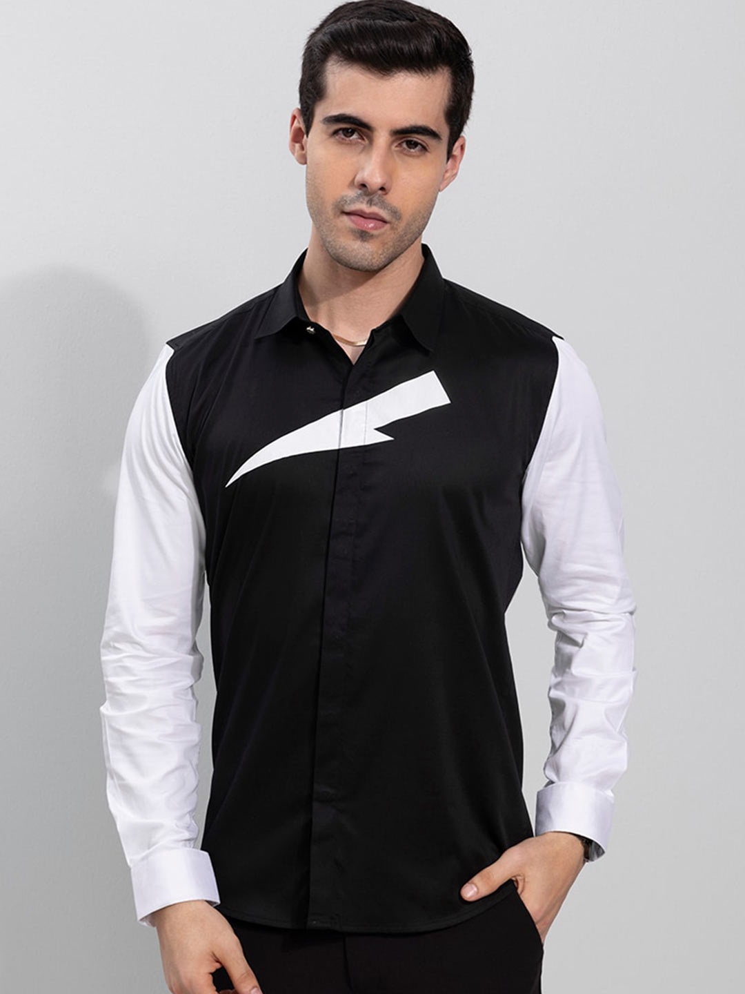 

Snitch Men Black & White Graphic Printed Slim Fit Cotton Casual Shirt