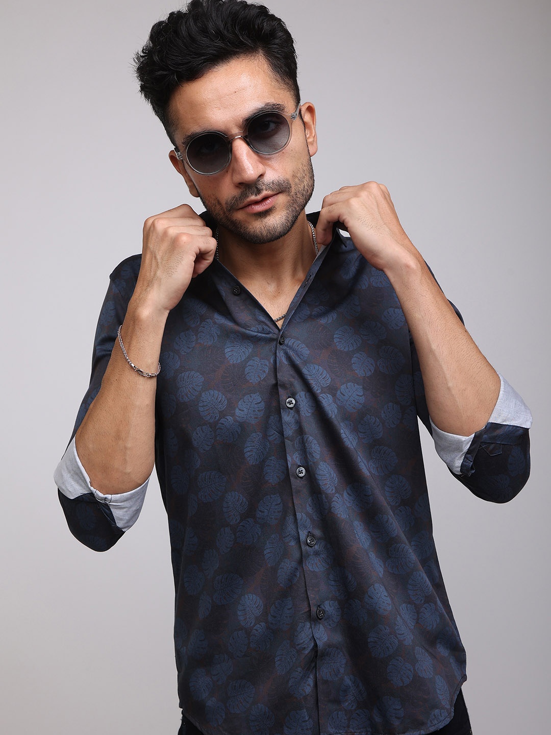 

Snitch Men Navy Blue & Maroon Floral Printed Slim Fit Cotton Casual Shirt