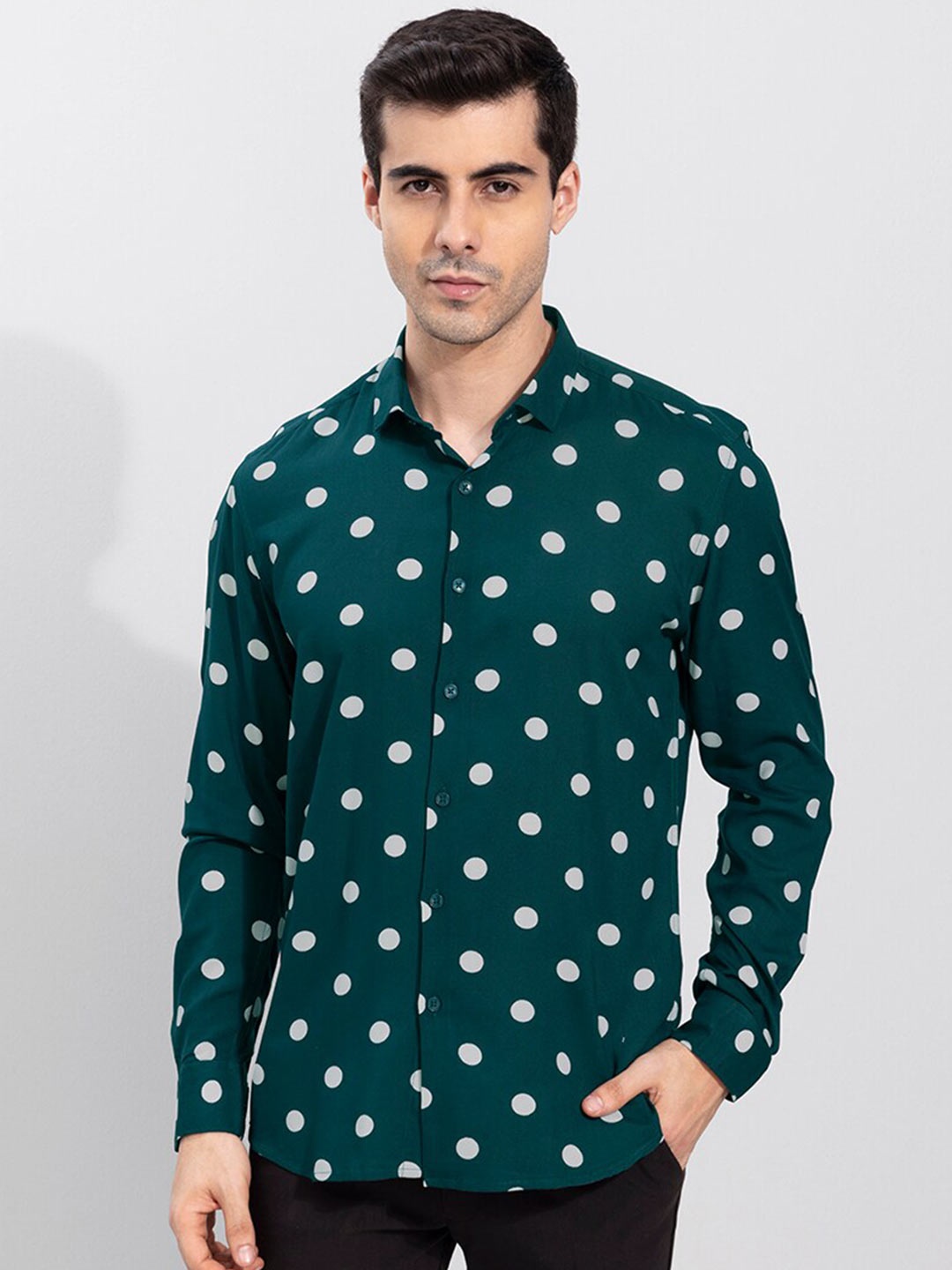 

Snitch Men Green & White Polka Dots Printed Slim Fit Casual Shirt