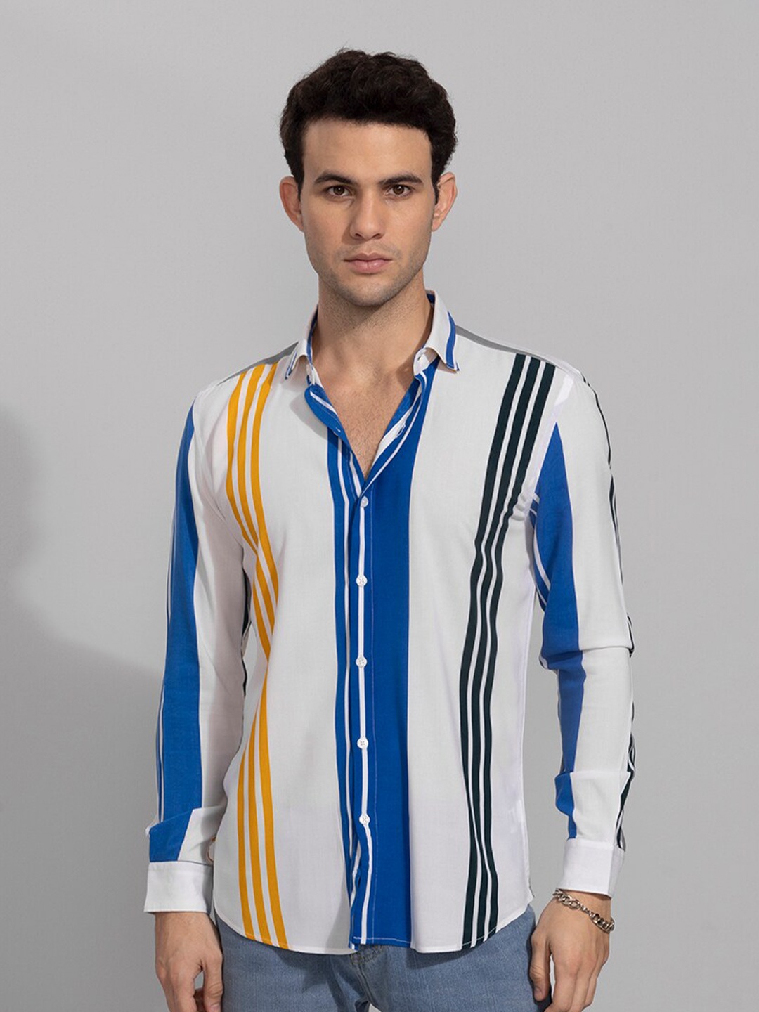 

Snitch Men White & Blue Vertical Striped Slim Fit Casual Shirt