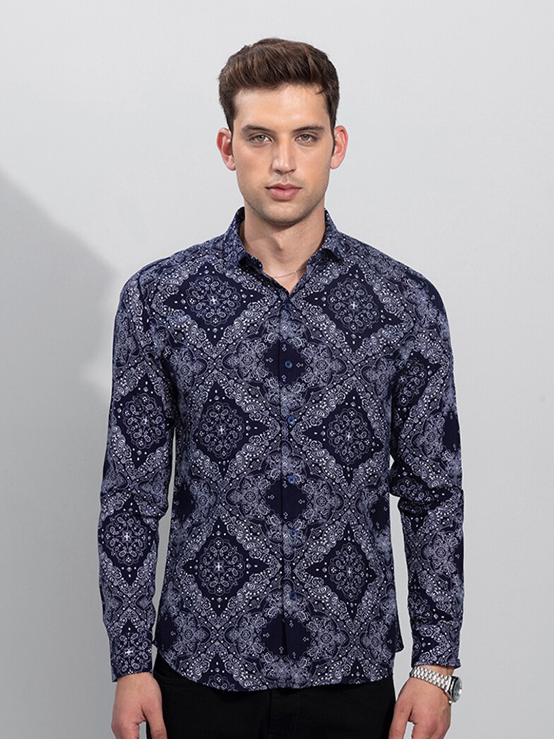 

Snitch Men Navy Blue & White Ethnic Print Slim Fit Casual Shirt
