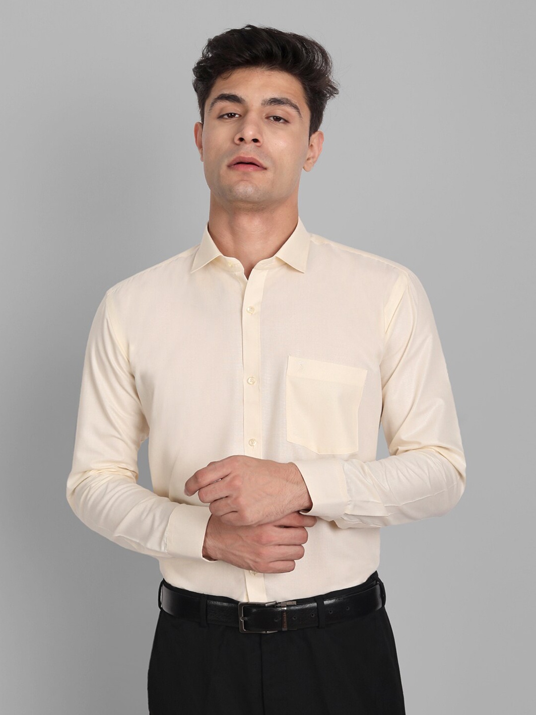 

Pakiza Men Cream-Coloured Slim Fit Formal Shirt