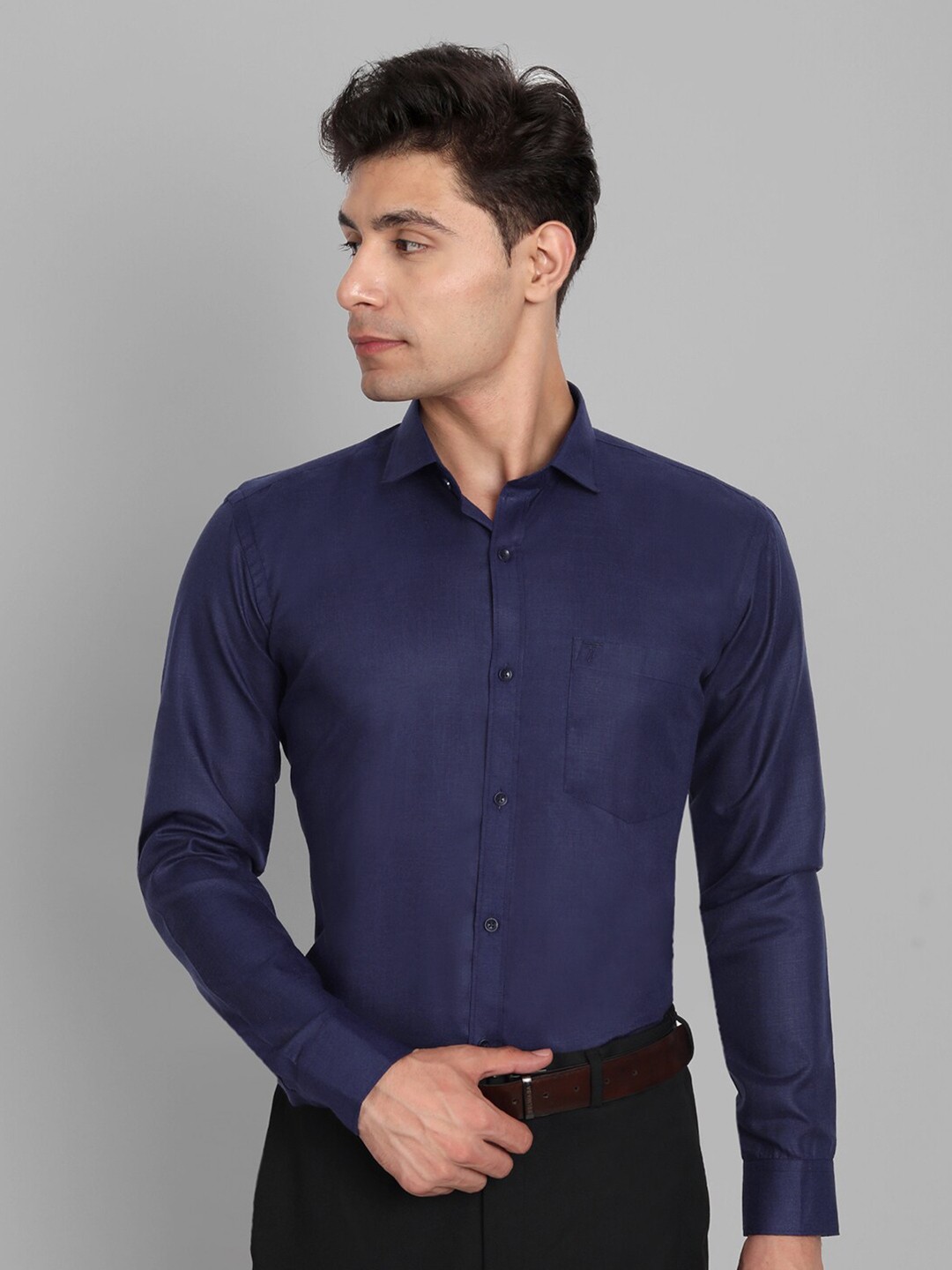 

Pakiza Men Navy Blue Slim Fit Formal Shirt