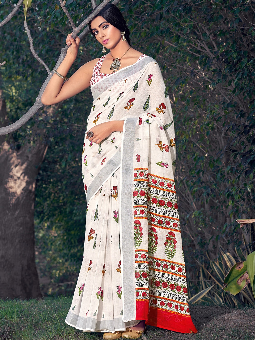 

Mitera Off White & Red Floral Zari Pure Linen Kasavu Saree