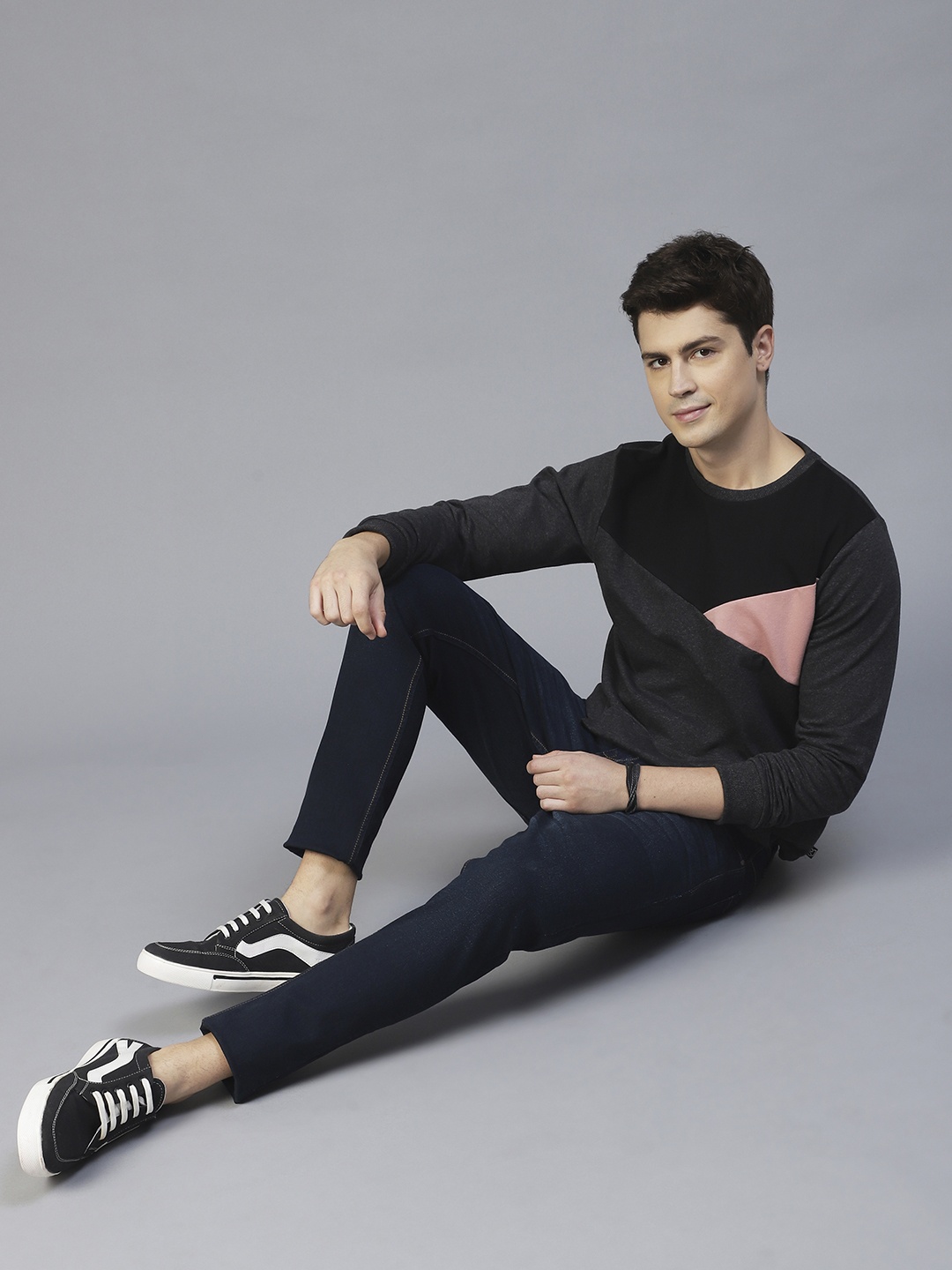 

Rigo Men Charcoal & Pink Colourblocked Cotton Sweatshirt