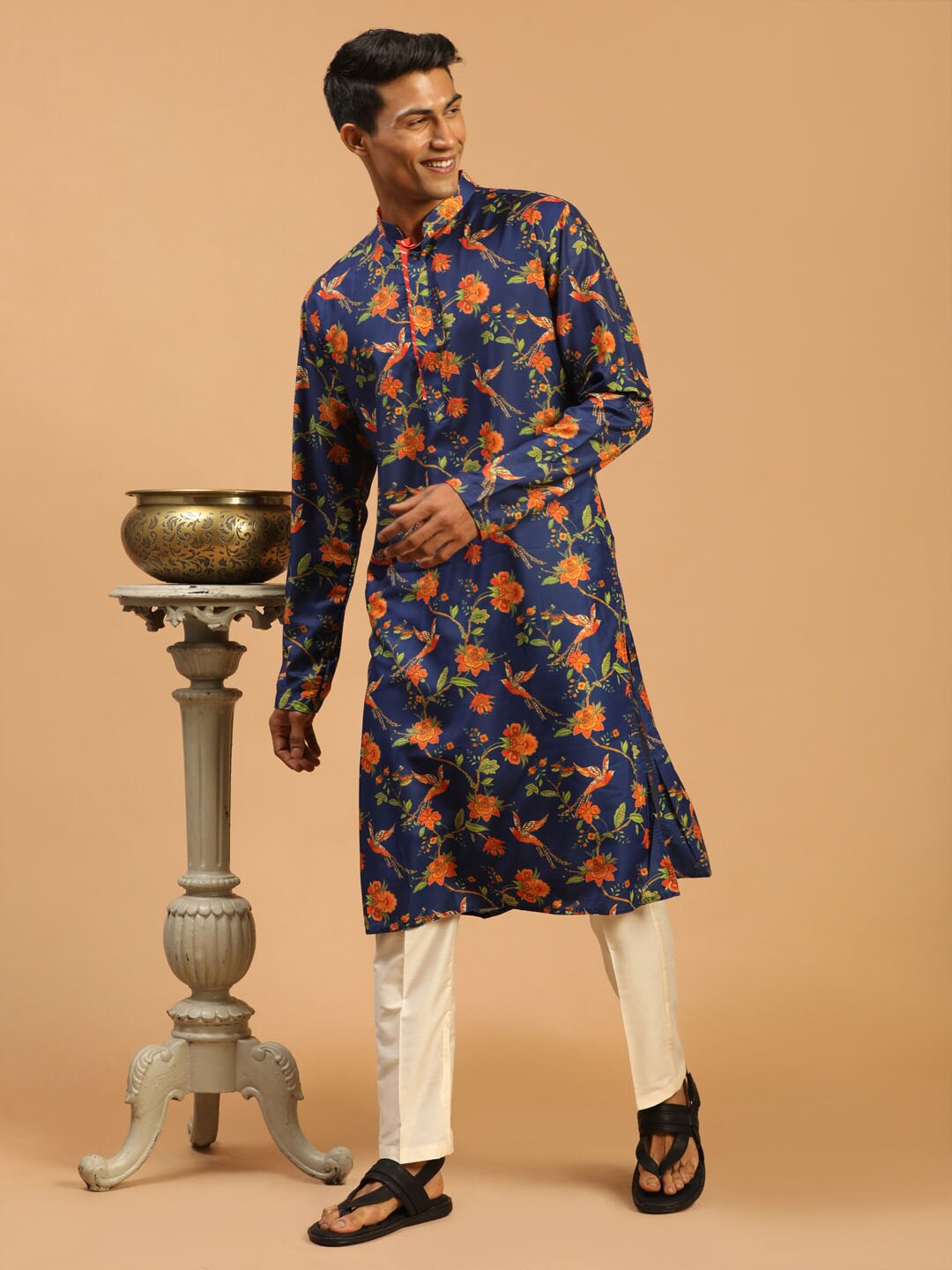 

VASTRAMAY Men Navy Blue Floral Printed Kurta with Pyjamas