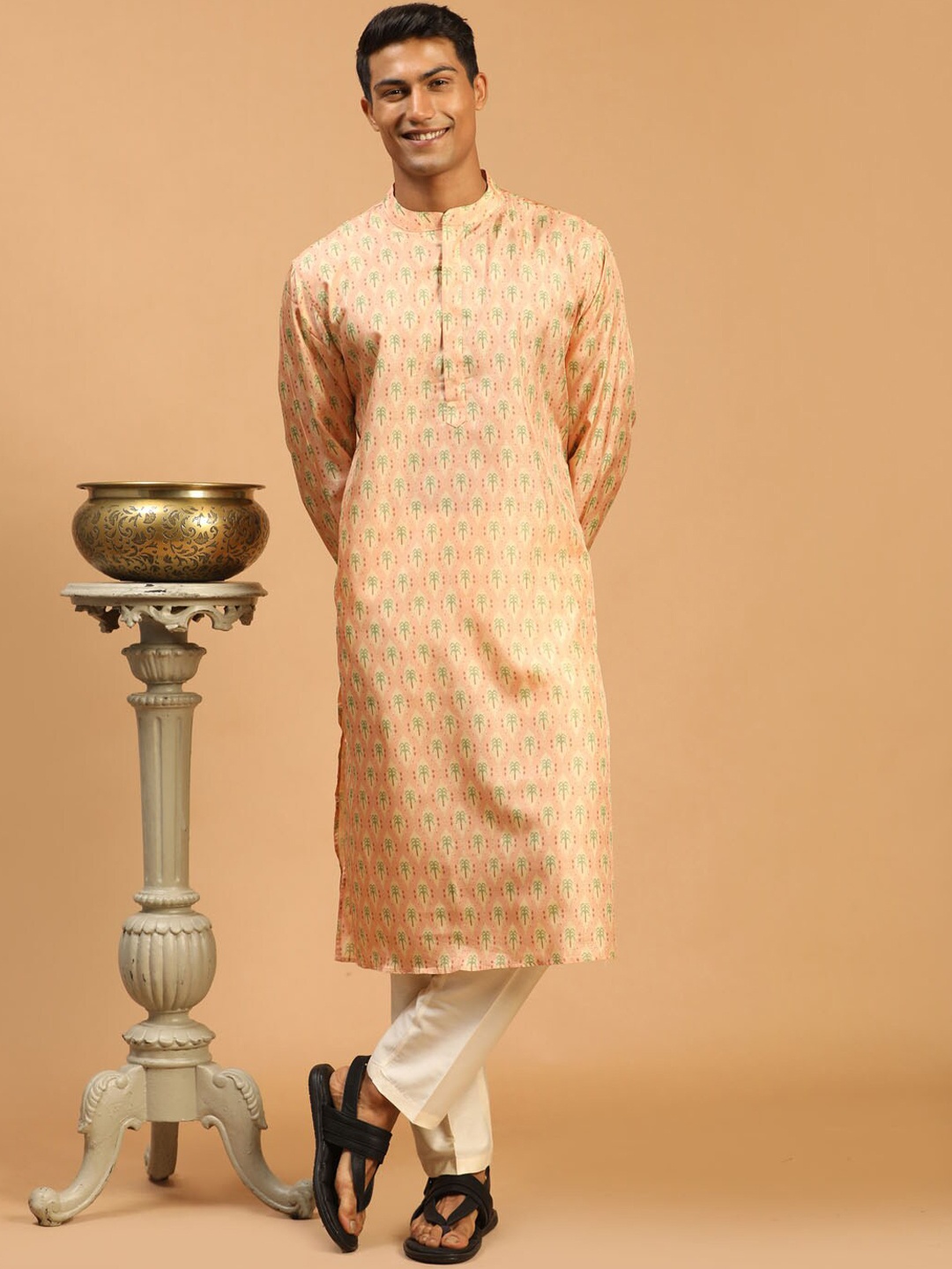 

VASTRAMAY Men Peach-Coloured Ethnic Motifs Printed Kurta with Pyjamas