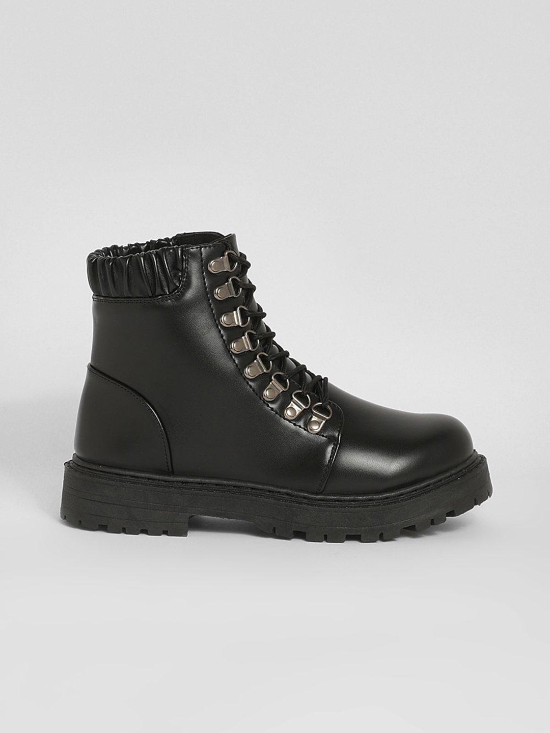 

Boohoo Black Mid-Top Regular Boots