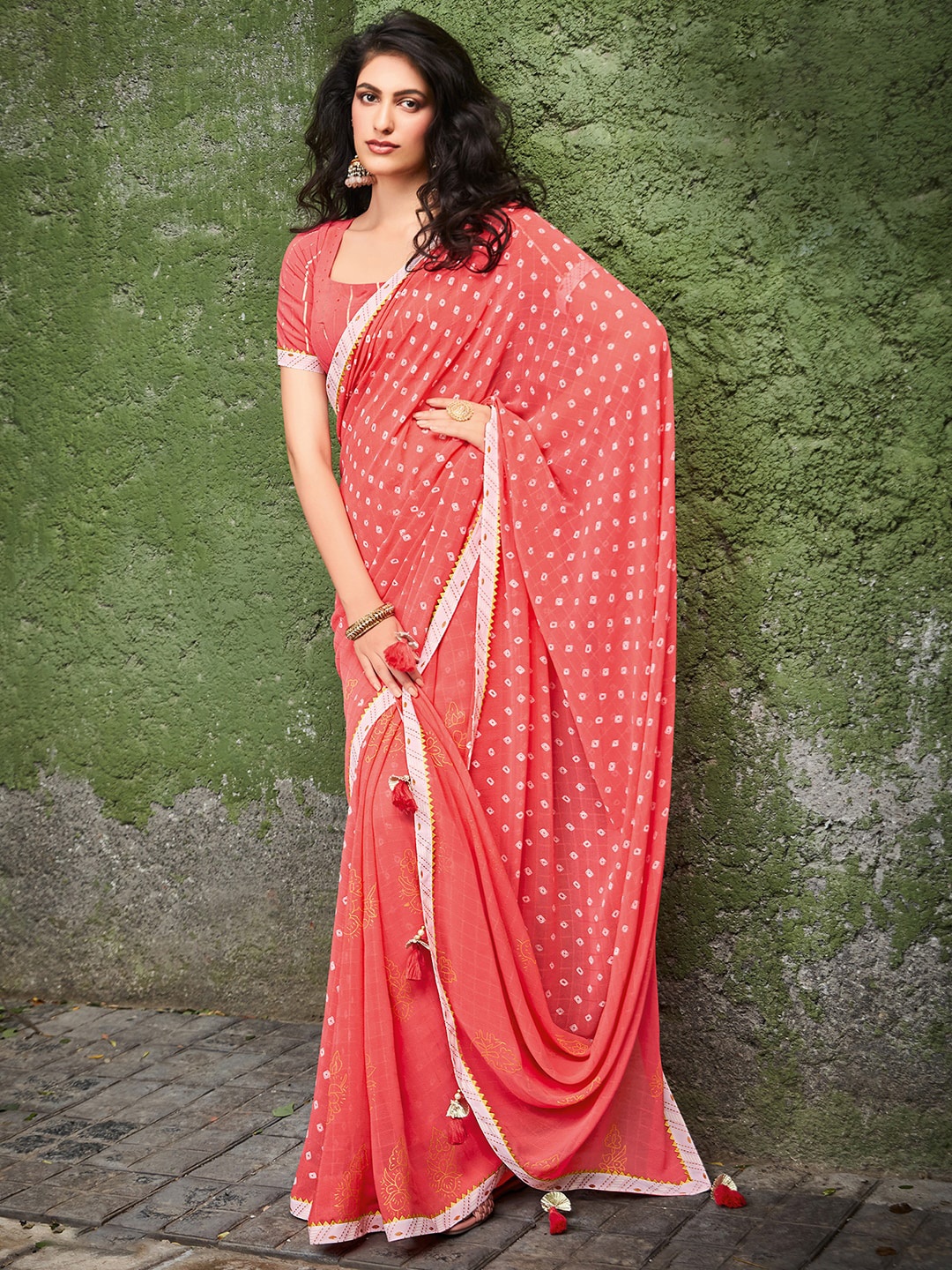 

Mitera Pink & Gold-Toned Bandhani Pure Georgette Bandhani Saree