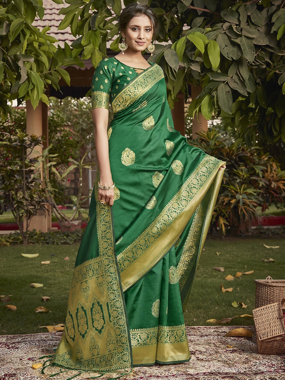 

Mitera Green & Gold-Toned Ethnic Motifs Zari Bagh Saree