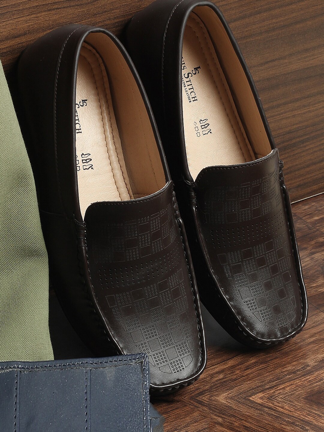 

LOUIS STITCH Men Brown Textured Leather Loafers