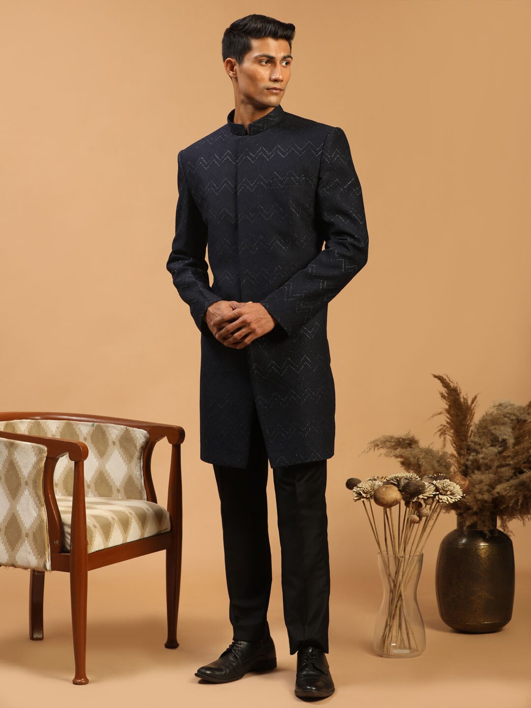 

SHRESTHA BY VASTRAMAY Men Glitter Silk Blend Textured Sherwani, Navy blue