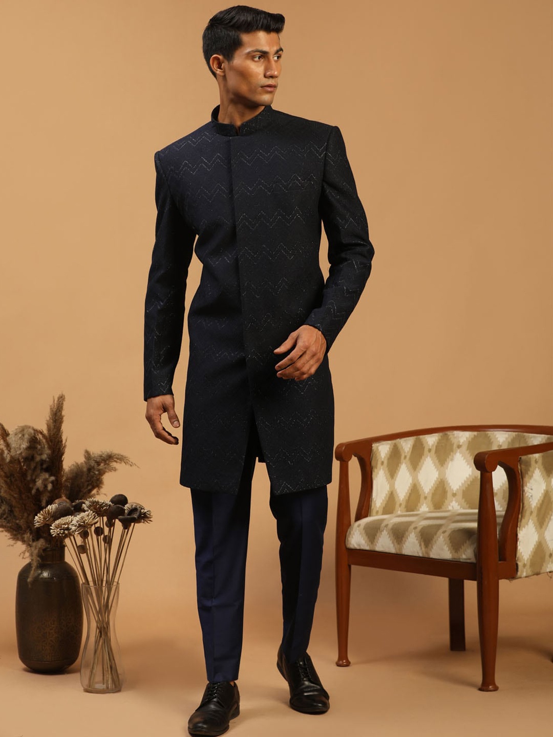 

VASTRAMAY Men Glitter Silk Blend Indo Western Sherwani Set, Navy blue