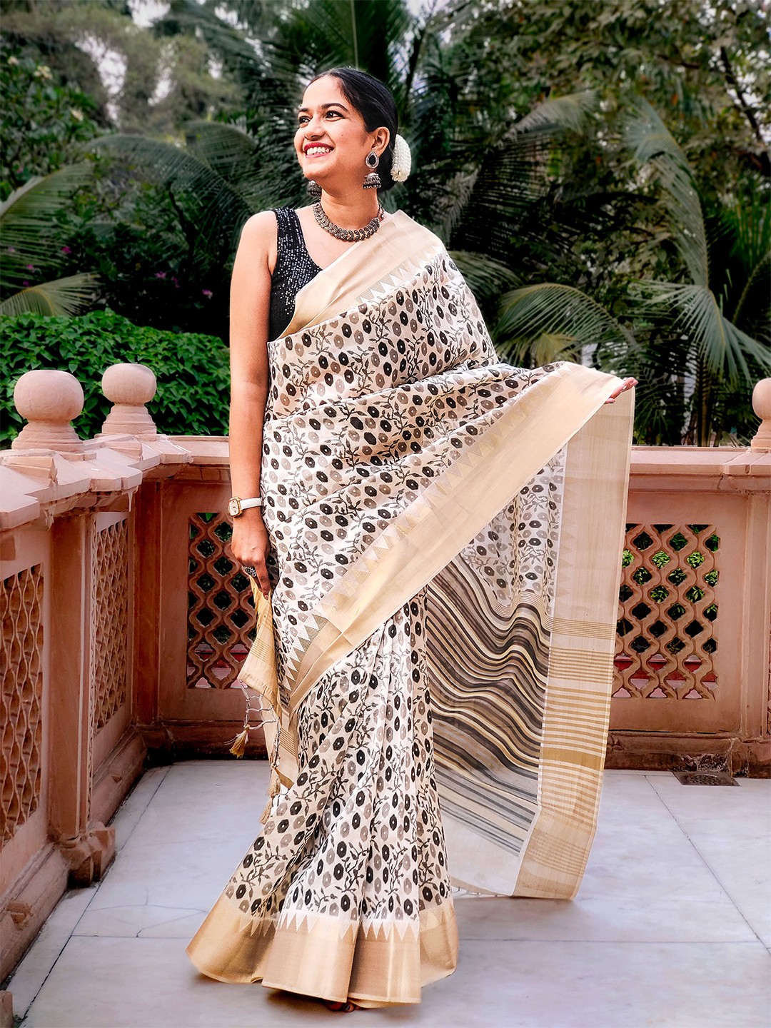 

Apaapi Threads of glory White & Black Floral Zari Silk Blend Saree
