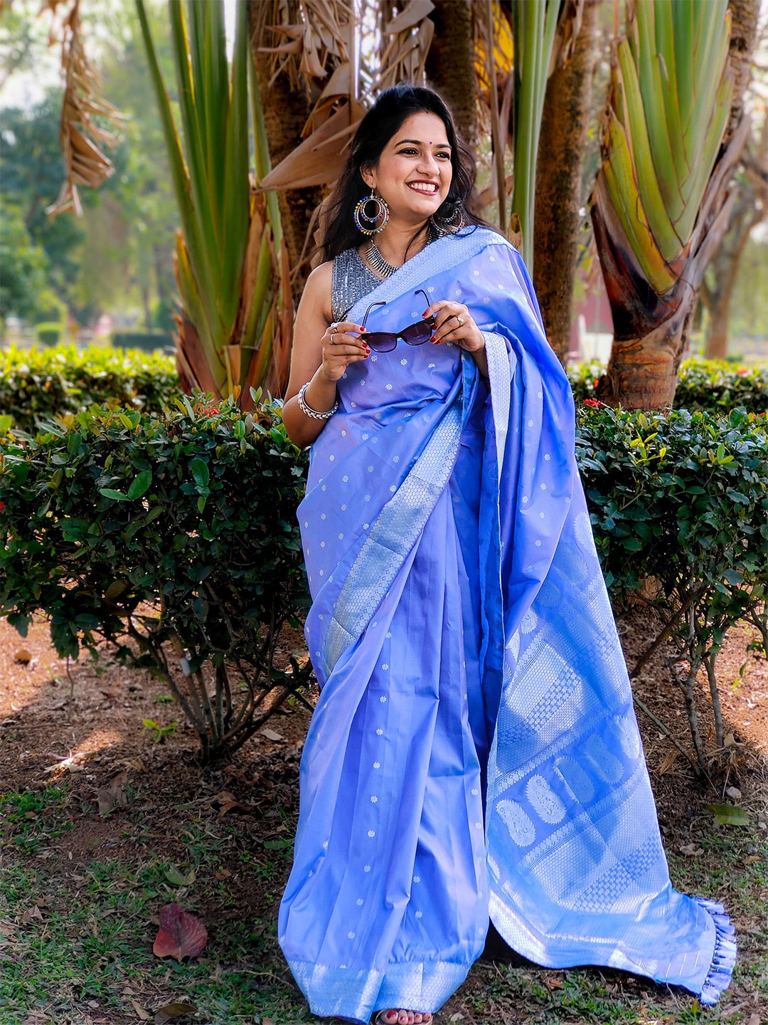 

Apaapi Threads of glory Mauve & Silver-Toned Woven Design Zari Saree
